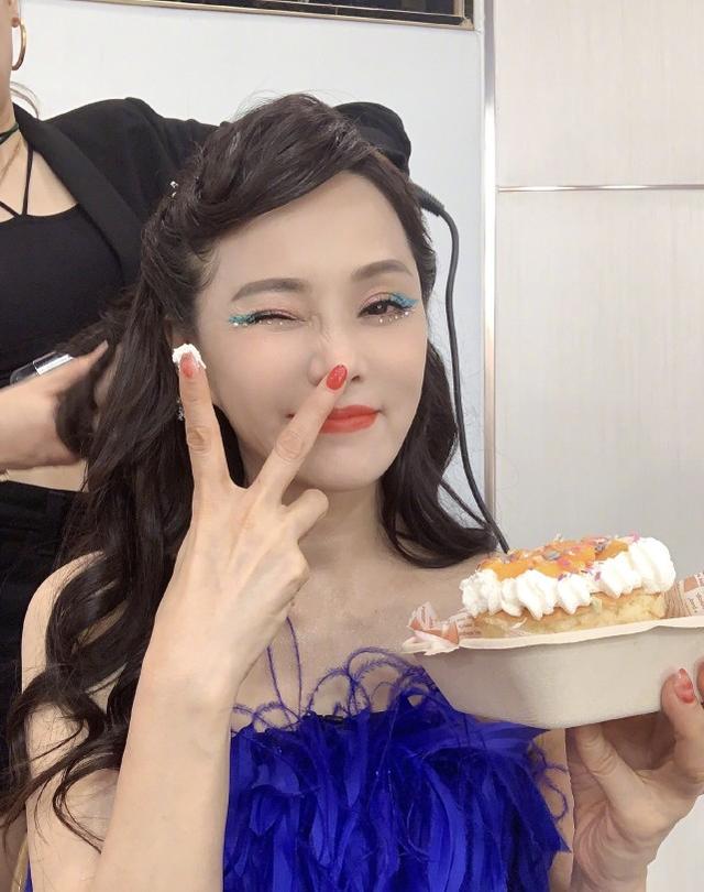 伊能靜曬和張萌黃聖依合影，三位闊太太搞怪俏皮，伊能靜哪像52？ 娛樂八卦吃瓜 第4张