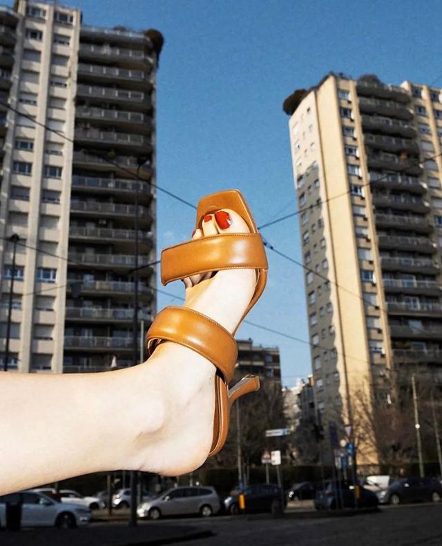 细跟的高跟鞋穿搭，今年的时髦高跟鞋都在这儿了