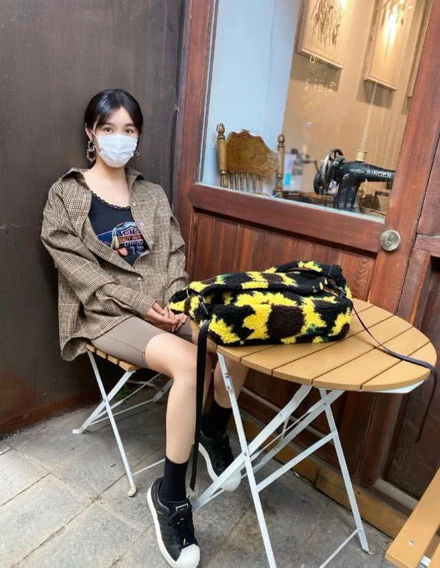 李菲兒太會秀了！復古格紋襯衫配自行車褲，一雙美腿讓人羨慕不已 娛樂八卦吃瓜 第2张
