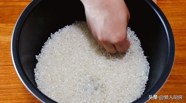 這是懶人燜飯的做法，大米里加一塊火鍋底料，打入3個雞蛋 熱愛美食 第6张