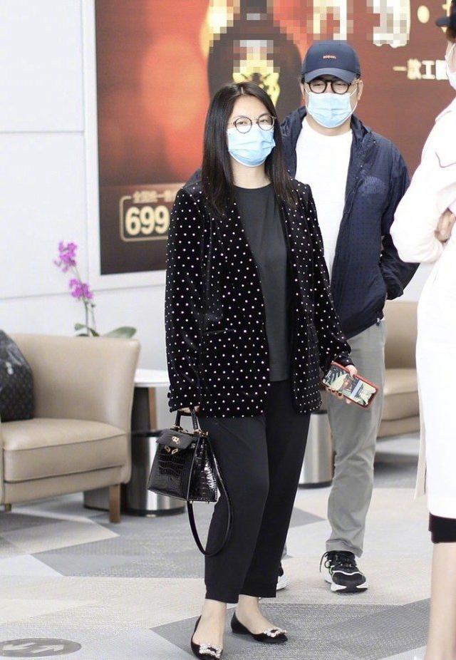 李湘一家三口現身機場，李湘穿波點西裝身材顯胖，母女倆該減肥了 娛樂八卦吃瓜 第2张