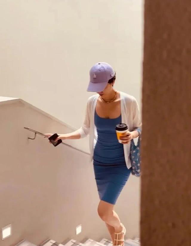 李亞鵬女友身材太火辣，穿緊身連衣裙看展氣質優雅，這眼光真好 娛樂八卦吃瓜 第1张