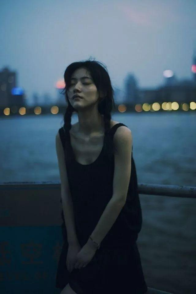 晚安经典句子180404：陪了你情窦初开，还想陪你两鬓斑白