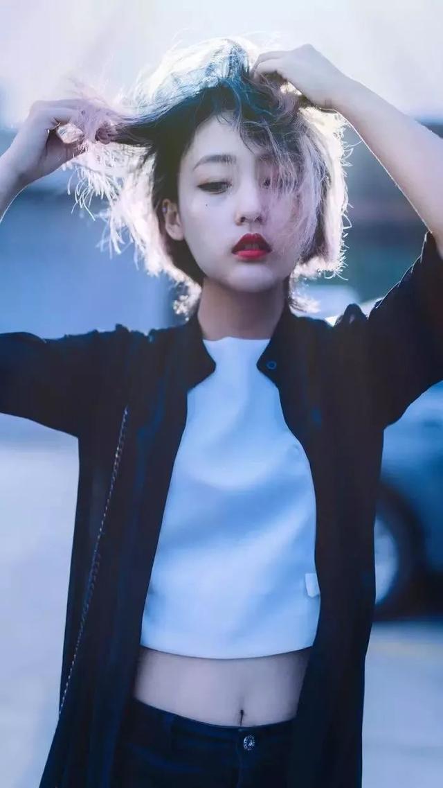 晚安语录配图180512：主动爱的都受伤，被偏爱的都猖狂