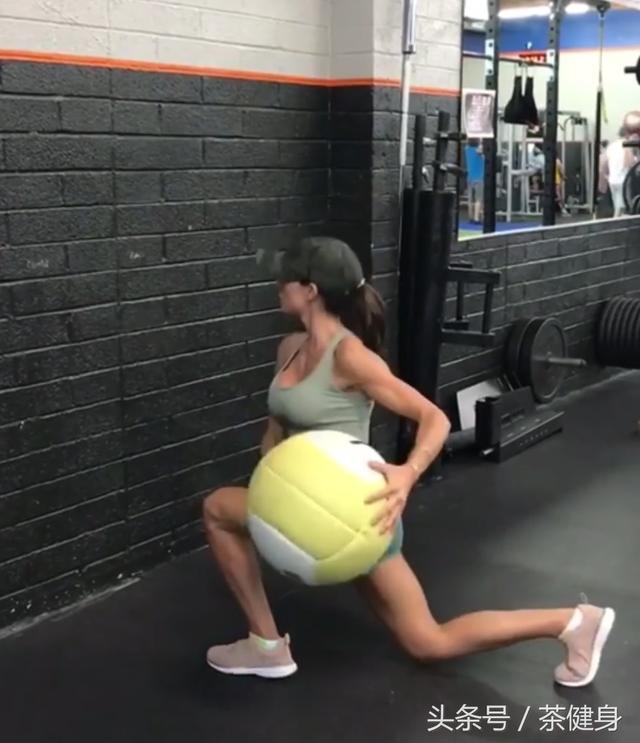 藥球就是治癒你肥胖的靈丹妙藥，4個藥球訓練動作，暴汗燃脂瘦身 健身減肥達人 第2张