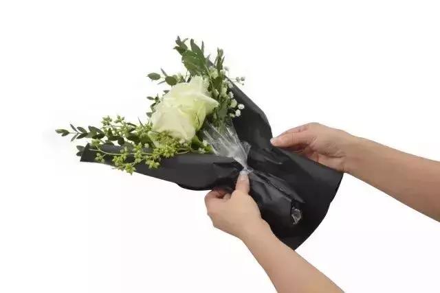 花束包装纸的折叠法图解 花泥插花花束包装教程