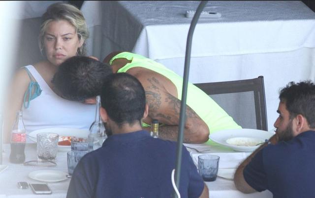 太囧！维埃里偕怀孕女友外出午餐 突然啃女友胸 对面朋友超尴尬 情人节送什么
