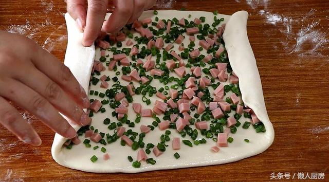 火腿肠花卷怎么做既简单又好吃，1碗面粉一把小葱