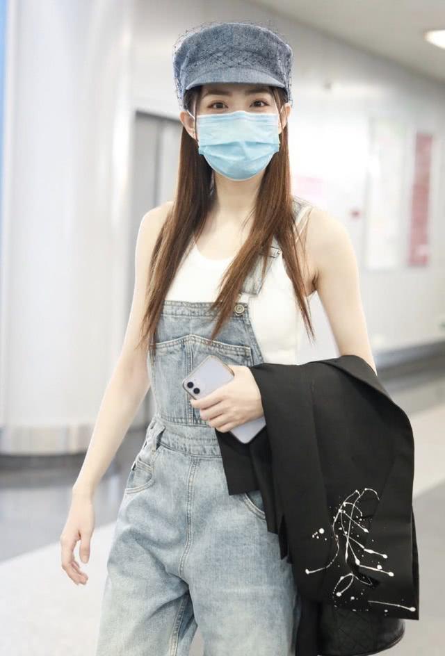 徐璐現身機場心情大好，不受緋聞影響，穿背帶褲減齡十足很少女 娛樂八卦吃瓜 第3张