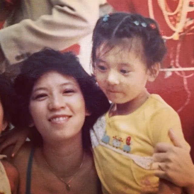 賈靜雯曬倆女兒照片，小女兒波妞比姐姐還大隻，倆娃顏值遺傳太好 娛樂八卦吃瓜 第3张