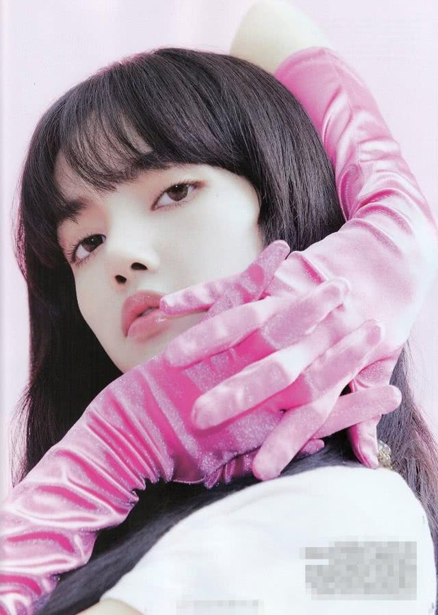 Lisa畫報照更新，穿暈染「皮膚衣」時尚吸睛，醉酒妝更是甜酥網友 娛樂八卦吃瓜 第6张