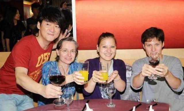 周華健的美國老婆，被嘲夫妻像母子，如今34年不離不棄被寵成公主 娛樂八卦吃瓜 第9张