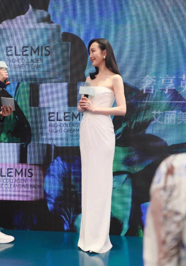 王鷗真的太拼！穿「浴袍裙」出席活動女人味足，抹胸款好怕繃不住 娛樂八卦吃瓜 第2张