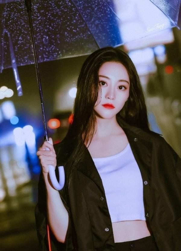 祝緒丹街拍另闢蹊徑！雨夜身穿白色露臍裝凹造型，效果驚艷出眾 娛樂八卦吃瓜 第2张