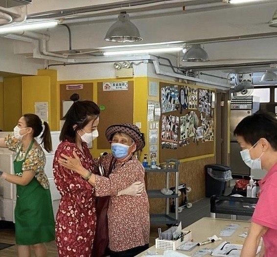 甘比成香港女首富後不忘初心，端午節為孤寡老人獻愛心，人美心善 娛樂八卦吃瓜 第2张