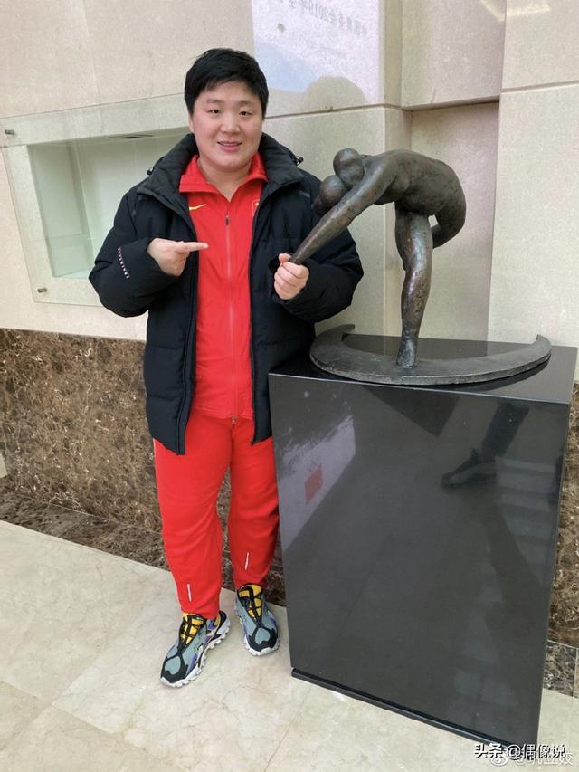 奥运冠军巩立姣晒谢霆锋送的签名鞋，称对方哥哥！和热巴也有互动 送女朋友