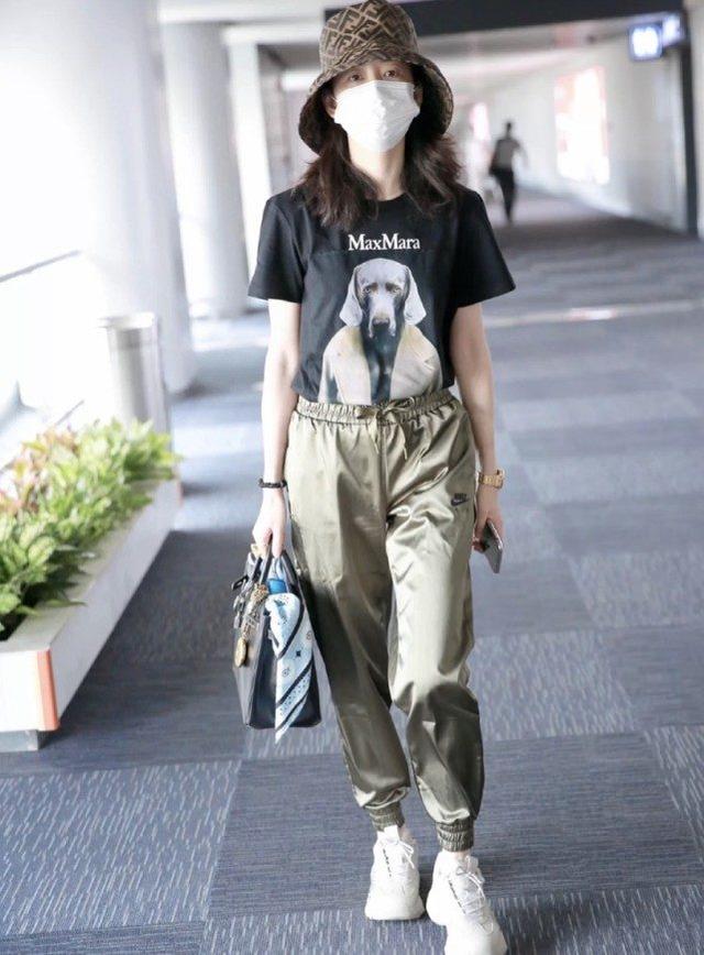 王鷗新劇開機笑容甜美！身穿白色T恤搭牛仔褲，清新自然又減齡 娛樂八卦吃瓜 第7张
