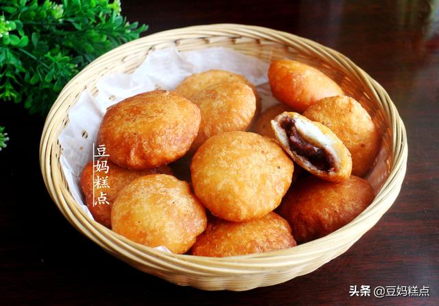 學86歲奶奶做拿手小吃，炸糖糕，1個碗1個勺，簡單實用還不會出錯 熱愛美食 第1张