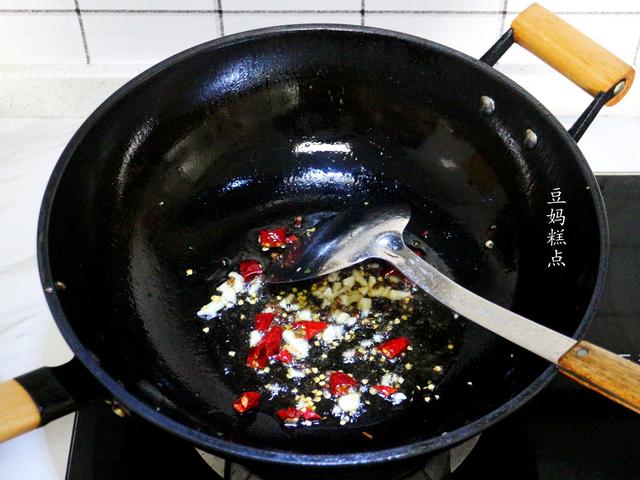 兒子要吃土豆粉，我煮時加了1個西紅柿，他刺溜吃了一大碗~ 熱愛美食 第8张