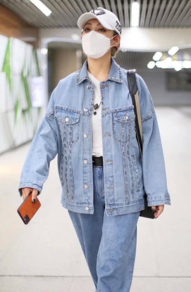 48歲寧靜趕時髦，穿一身牛仔套裝走機場，網友：「大姐派頭」十足 娛樂八卦吃瓜 第4张