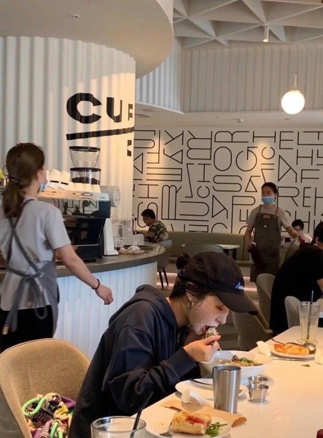 李菲兒女明星包袱太重！外出吃飯竟然還敷面膜，生怕回頭率低？ 娛樂八卦吃瓜 第3张