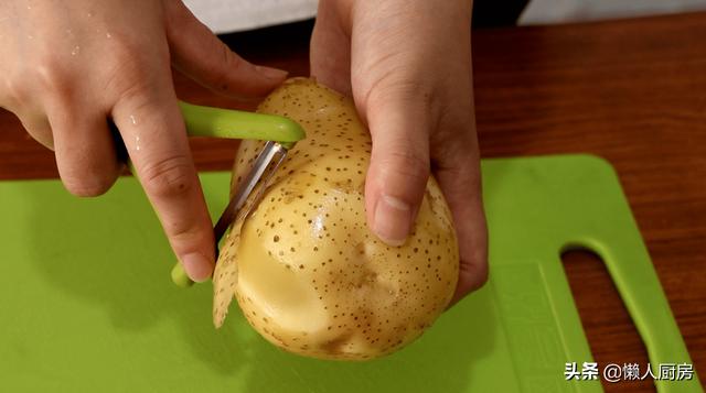 土豆別再燉肉了，教你一個新吃法，好吃到停不下來，比吃肉香 熱愛美食 第3张