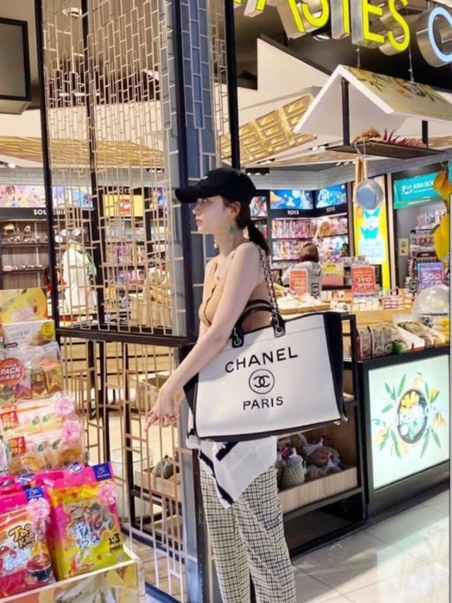 古力娜扎時尚造型流出！抹胸蛋糕裙甜美性感，身材高挑惹人羨慕 娛樂八卦吃瓜 第4张
