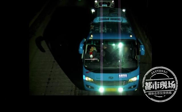 “跟着大哥，有吃有喝”教练开车拍视频炫耀？被交警安排