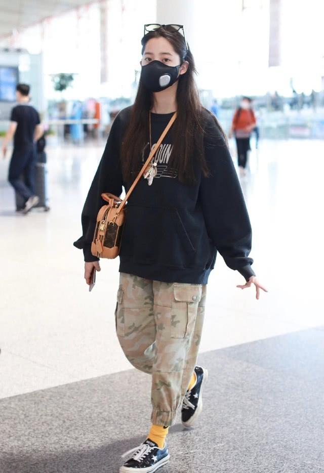 歐陽娜娜現身活動，穿露肩波點連衣裙甜美可愛，圓圓嬰兒肥更減齡 娛樂八卦吃瓜 第8张