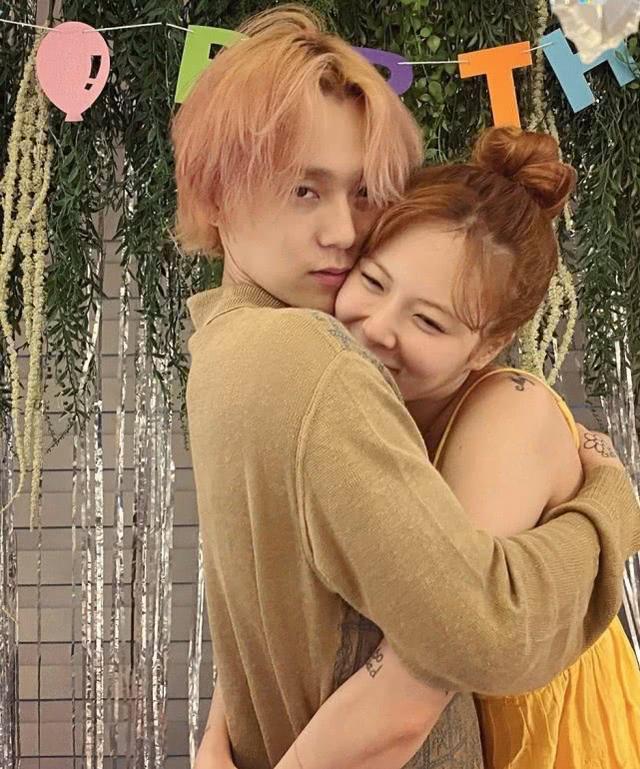 泫雅曬和男友合影照，慶祝28歲生日，穿亮黃色吊帶裙嬌嫩像少女 娛樂八卦吃瓜 第7张