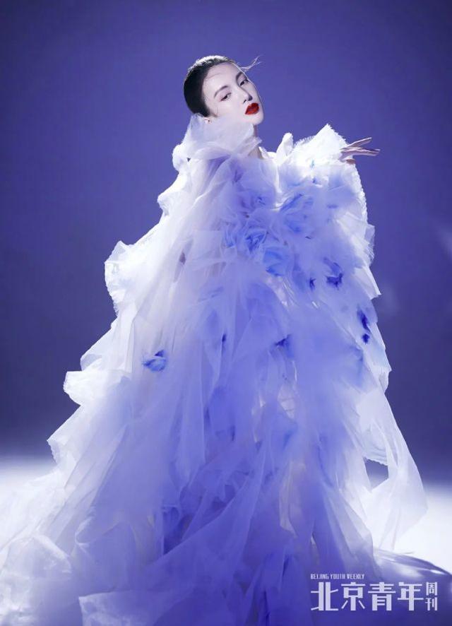 金晨封面大片曝光，復古穿搭配精美紅唇妝容，不愧「氣質美女」 娛樂八卦吃瓜 第6张