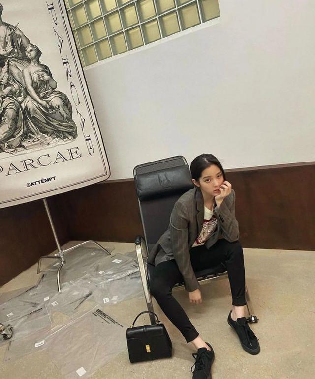 歐陽娜娜「鄉村style」上節目，穿T恤配牛仔褲，麻花辮太接地氣 娛樂八卦吃瓜 第5张