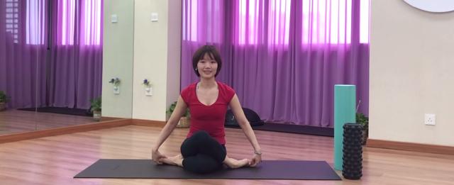 瑜伽第一課：4個動作教你輕松開胯，身體不再僵硬，練出修長美腿 健身減肥達人 第7张