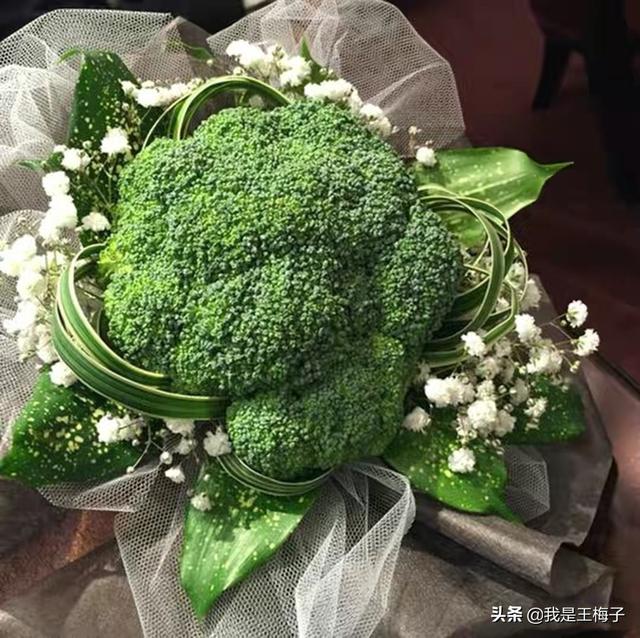 情人节送男朋友礼物大年初三遇上情人节，玫瑰花换风格，好吃还温馨，这个礼
