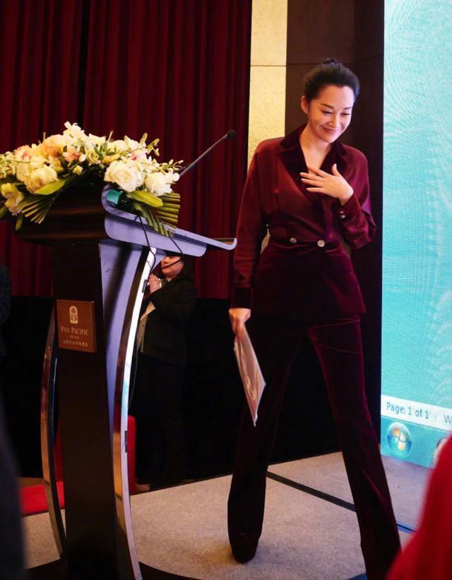 51歲許晴身材逆天？穿緊身針織衫配短褲秀凹凸感，不比少女身材差 娛樂八卦吃瓜 第6张