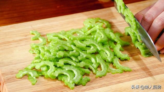 苦瓜炒肉絲，教你一招，肉絲又嫩又滑，一點都不柴 熱愛美食 第4张