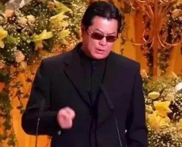邓光荣为沈殿霞出头被人枪指头，2001年邓光荣晨跑被砍
