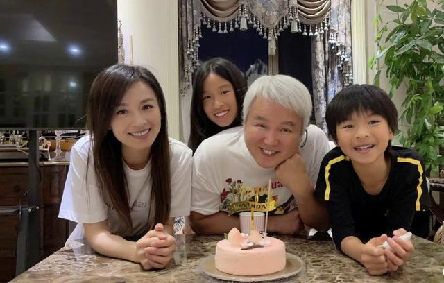 張庭曬全家福為丈夫慶生，大10歲丈夫和她同框像爺孫，真凍齡女神 娛樂八卦吃瓜 第1张