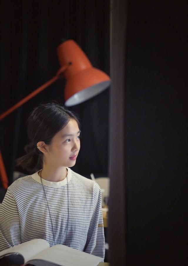 黃磊女兒多多准備出道，和何炅合作排練話劇，由巨星「保駕護航」 娛樂八卦吃瓜 第5张