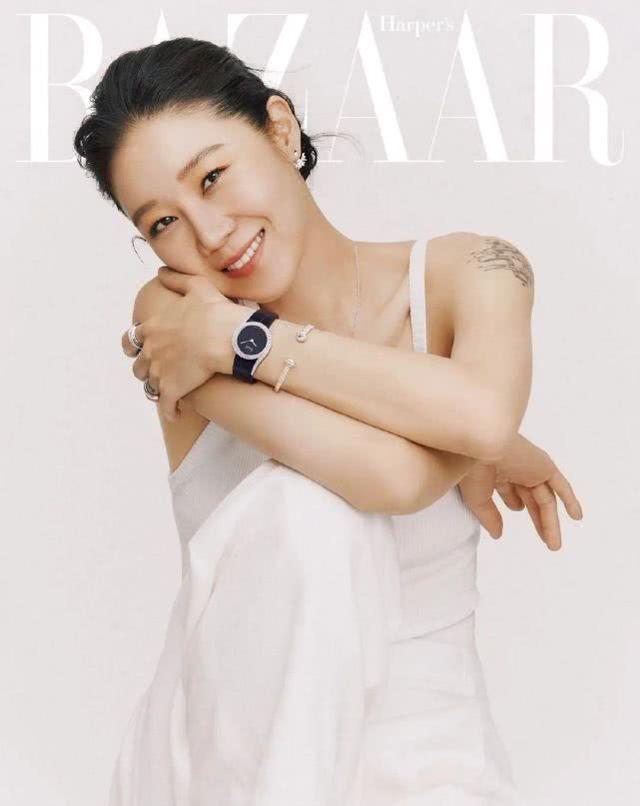 孔孝真珠寶大片曝光：黑白穿搭素雅大方，不愧是「南韓衣架子」 娛樂八卦吃瓜 第3张