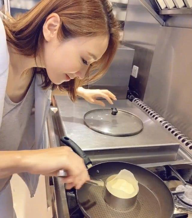 黎姿兒童節曬仨女兒近照，女兒們各個調皮，六一活動變爬樹比賽 娛樂八卦吃瓜 第1张