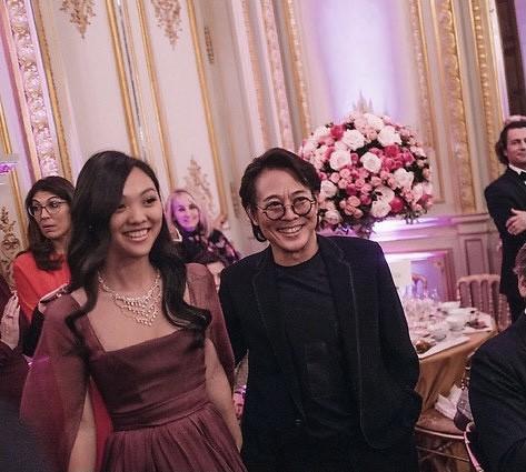 李連傑倆女兒近照曝光！濃妝艷抹打扮成熟，小女兒穿吊帶身材豐腴 娛樂八卦吃瓜 第8张