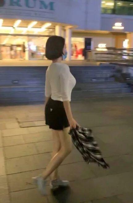 51歲許晴身材逆天？穿緊身針織衫配短褲秀凹凸感，不比少女身材差 娛樂八卦吃瓜 第3张