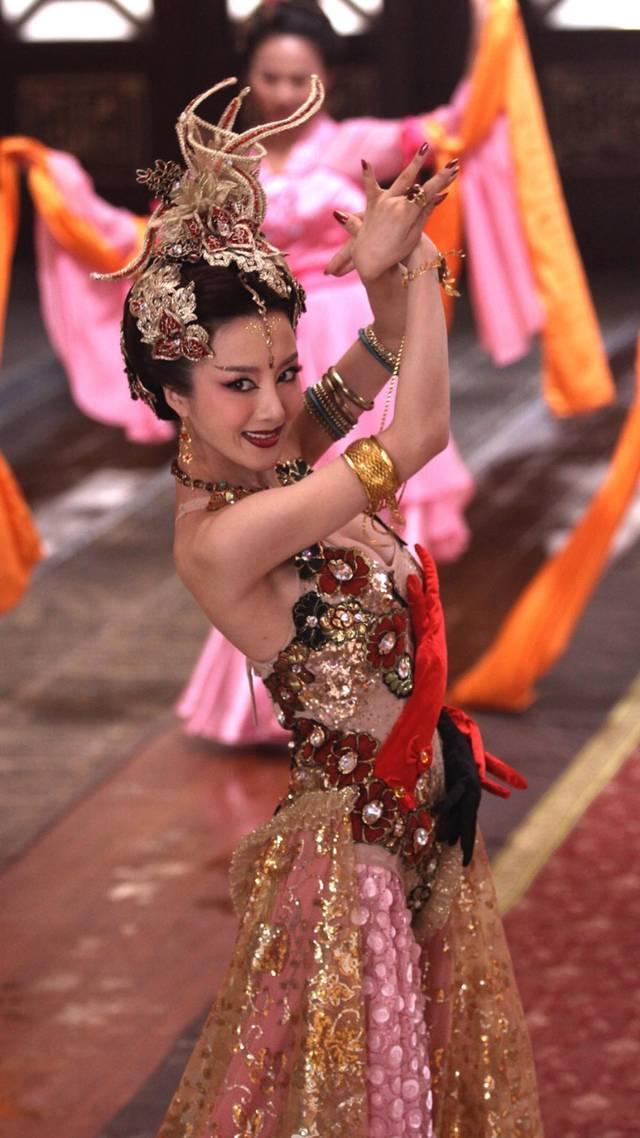 白英扮演者李依曉，都快40了，仍似少女，3個動作，保持好身材 街拍正妹 第5张