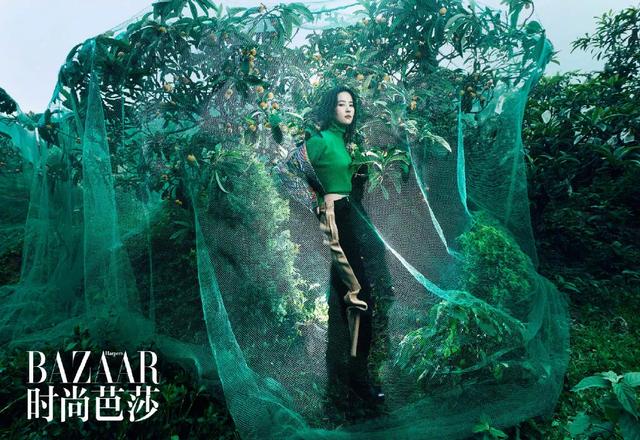 李宇春女装图片，李宇春穿搭卫衣（时尚大片红黑榜）