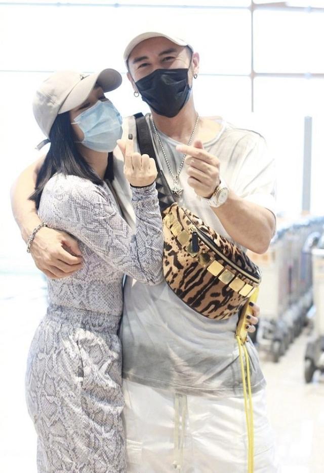 鍾麗緹夫婦現身，二人在機場花式跳熱舞，相差12歲的姐弟戀依舊甜 娛樂八卦吃瓜 第1张