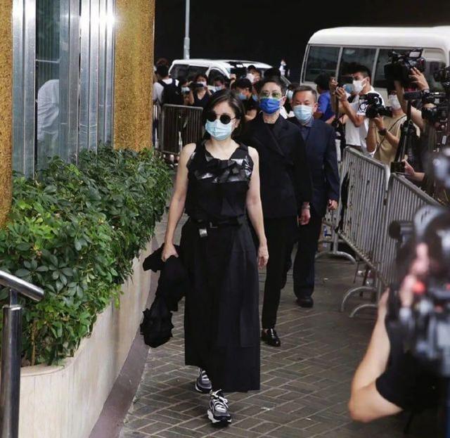 66歲林青霞現身賭王葬禮，身穿黑色套裝低調灑脫，氣場強大狀態好 娛樂八卦吃瓜 第3张