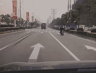 哥們，褲子不合身就別穿出來了，全車的人看了都想吐，多尷尬啊 搞笑整蠱 第28张