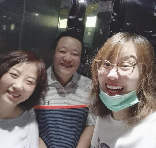 傅園慧一家合體現身，三口人邊走邊喝奶茶太可愛，網友：吃貨實錘 娛樂八卦吃瓜 第8张