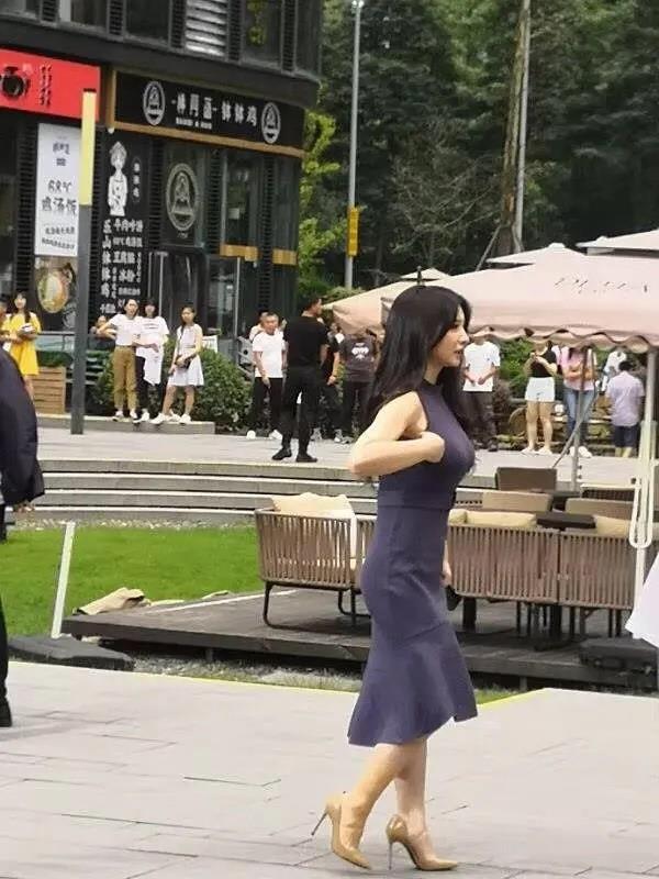 柳岩街頭被偶遇，生圖暴露身材缺陷，上半身性感下半身短粗胖 娛樂八卦吃瓜 第2张